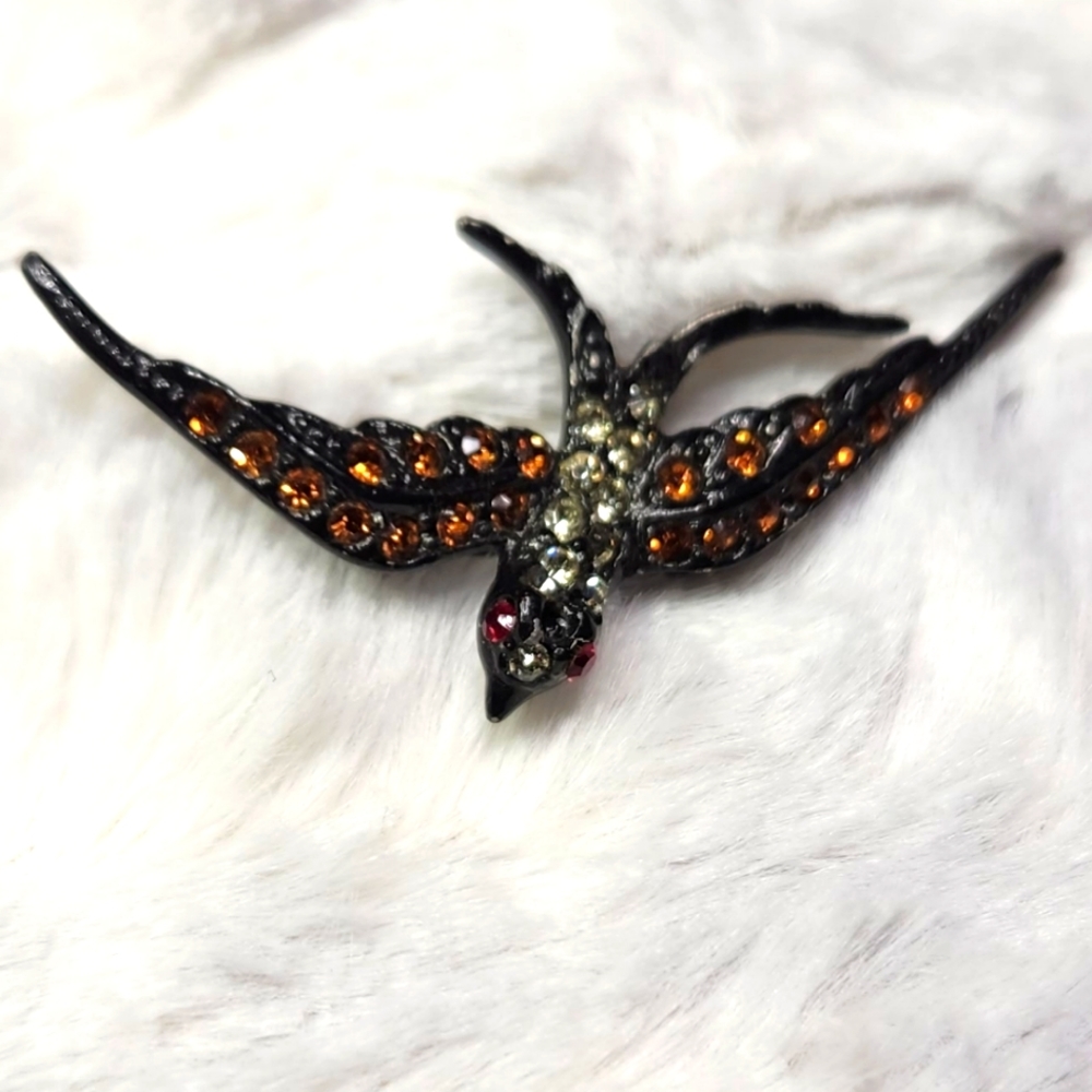 Blackbird brooch/pin 🐦‍⬛🌟
